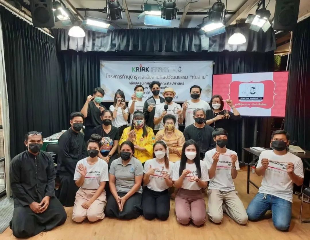 体验泰国传统木偶剧，格乐大学组织学生前往木偶剧院进行学习和交流