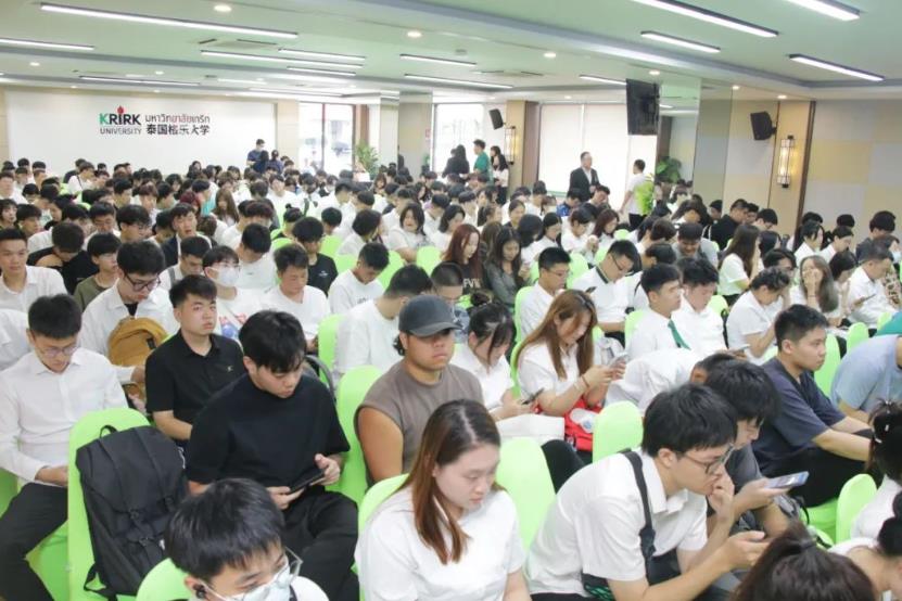 泰国格乐大学本科新生见面会顺利召开，高效解决学生问题！