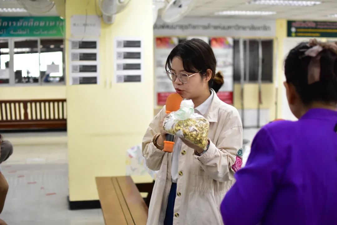 体验泰风情  格乐大学组织学生们参与“独立职业培训项目——制作草药香薰袋”活动