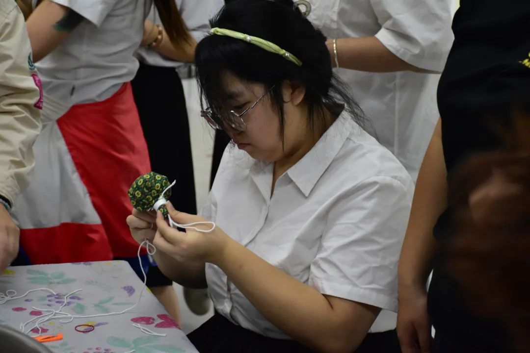 体验泰风情  格乐大学组织学生们参与“独立职业培训项目——制作草药香薰袋”活动