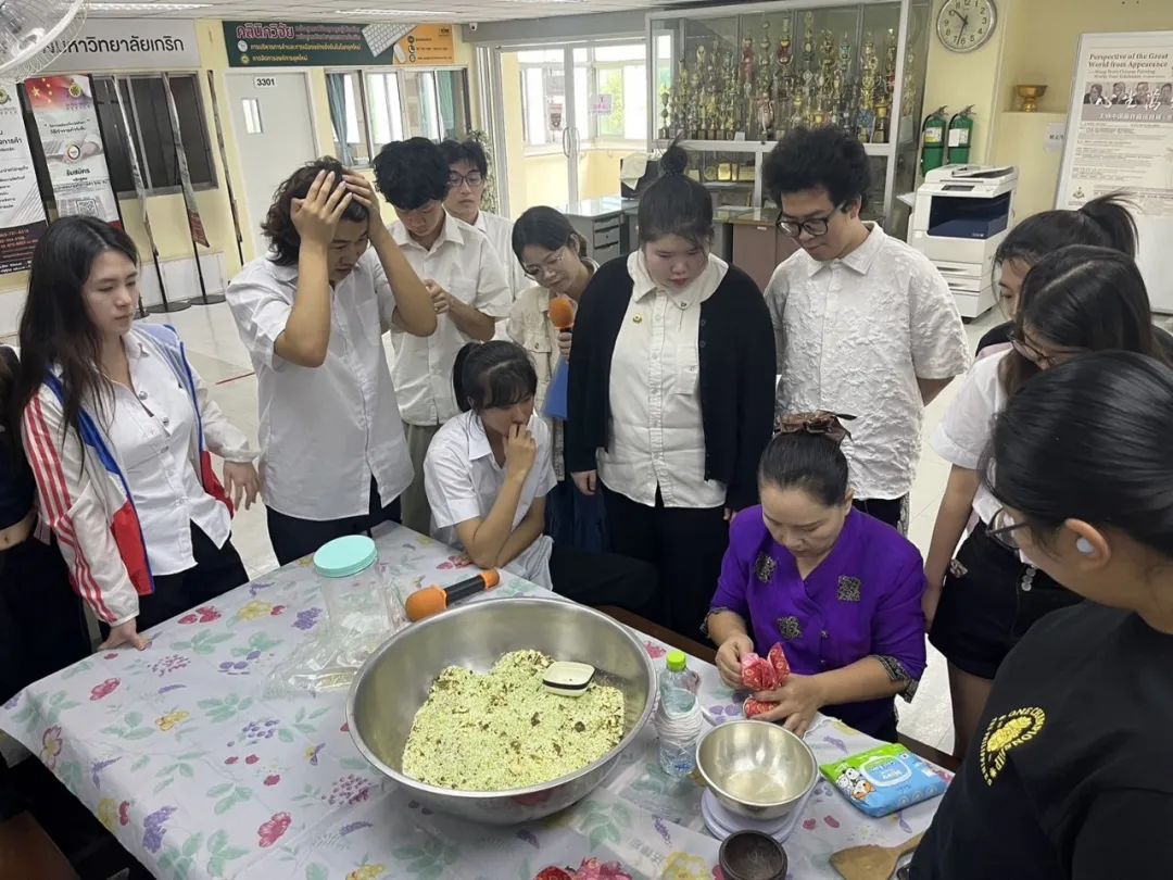 体验泰风情  格乐大学组织学生们参与“独立职业培训项目——制作草药香薰袋”活动