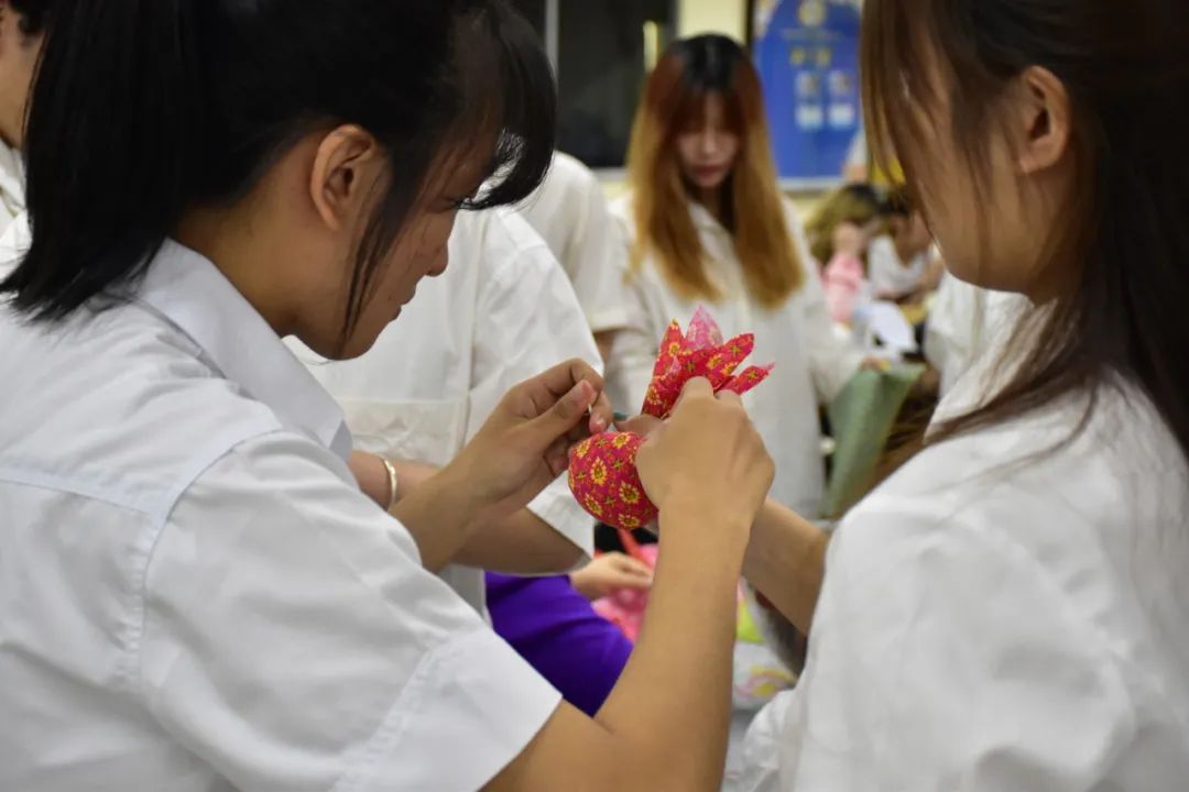 体验泰风情  格乐大学组织学生们参与“独立职业培训项目——制作草药香薰袋”活动