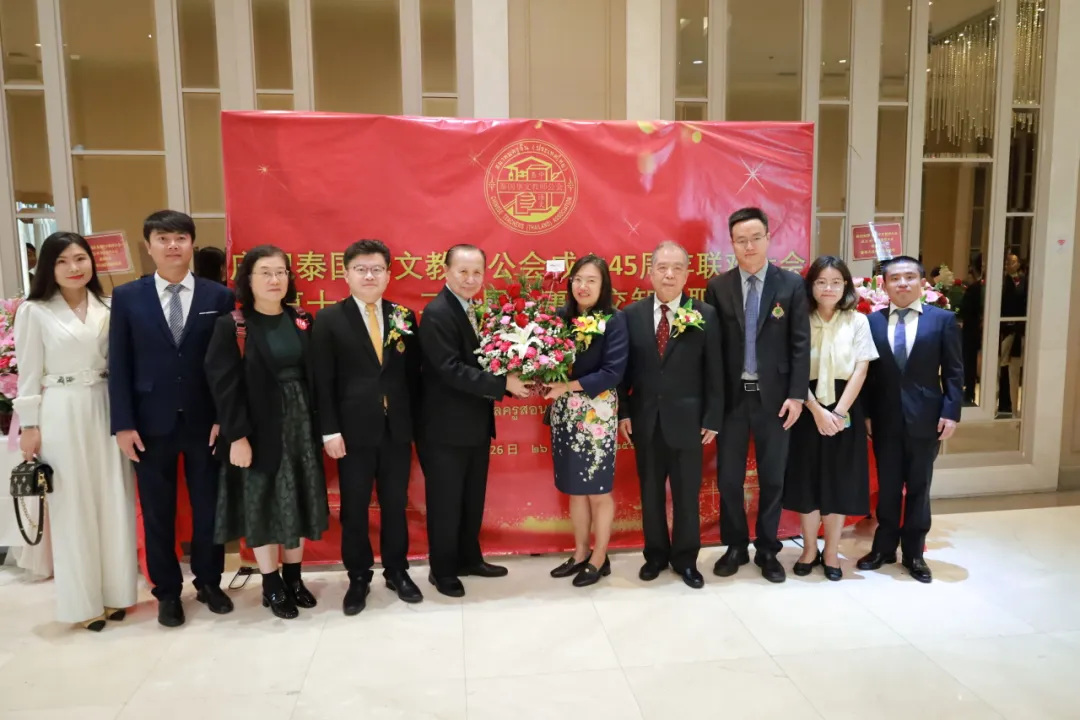 泰国格乐大学大力支持泰国华文教育事业发展，我校教师席德华博士荣获“泰国华文教师终身成就奖”！