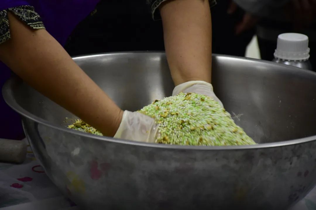 体验泰风情  格乐大学组织学生们参与“独立职业培训项目——制作草药香薰袋”活动