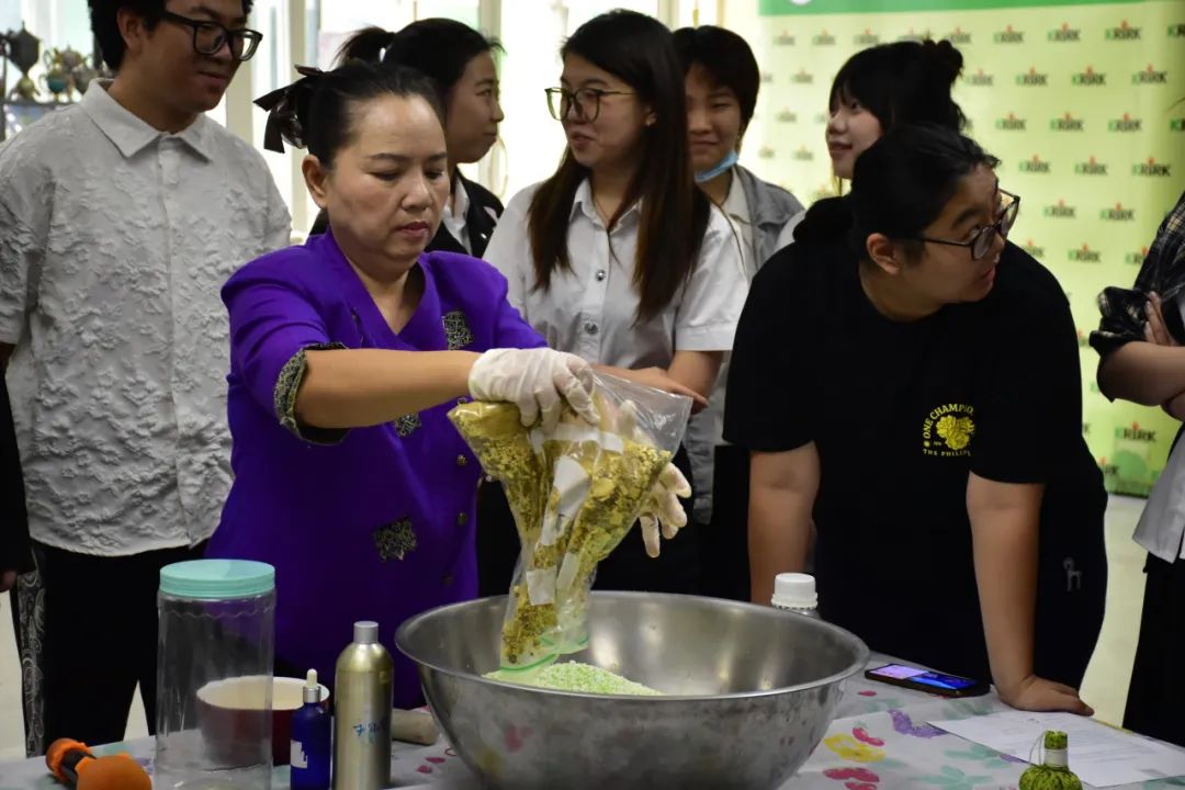 体验泰风情  格乐大学组织学生们参与“独立职业培训项目——制作草药香薰袋”活动