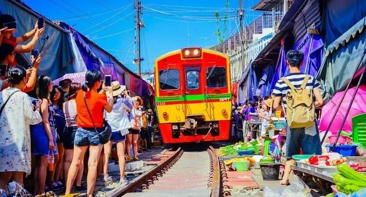 2024席娜卡琳火车夜市游玩攻略,这个铁道市场是泰国绝对的网...【去哪儿攻略】