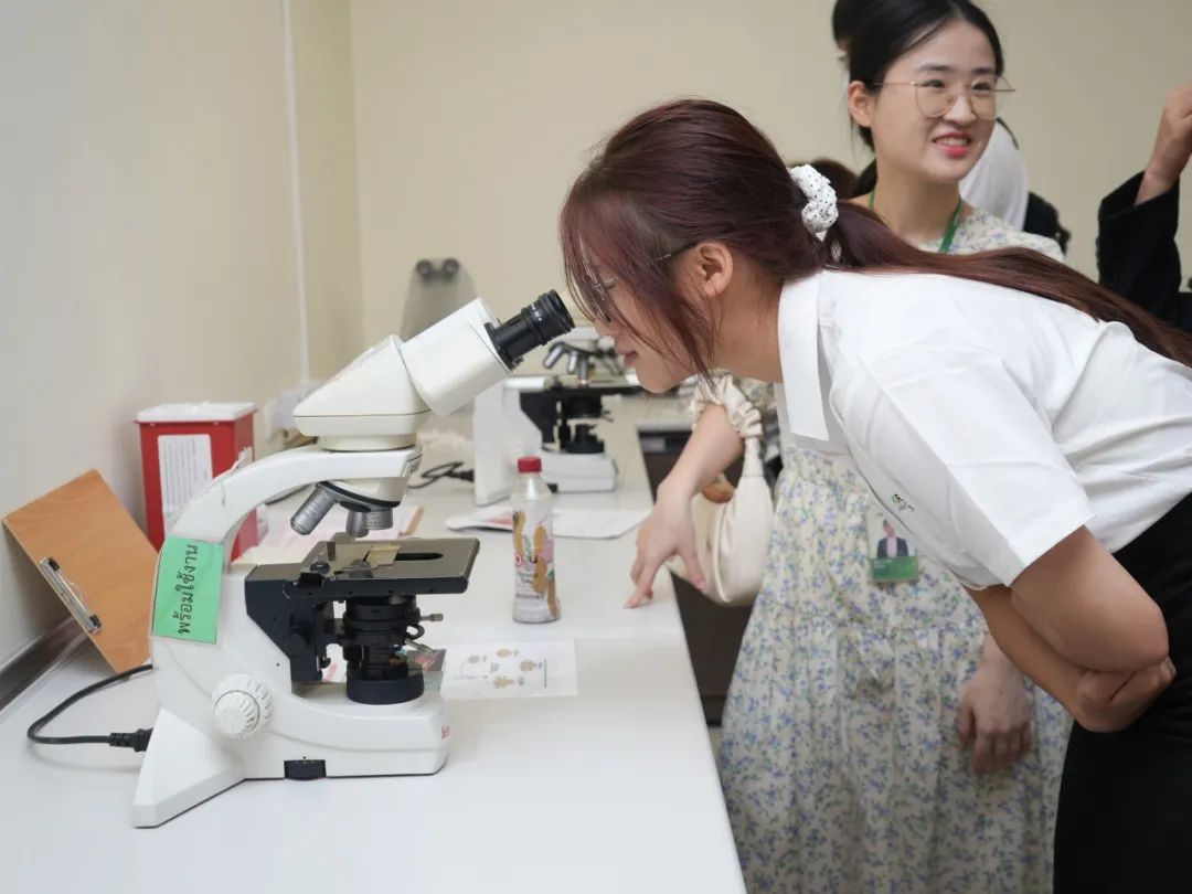 格乐大学团队参访泰国挽叻县性病医疗中心